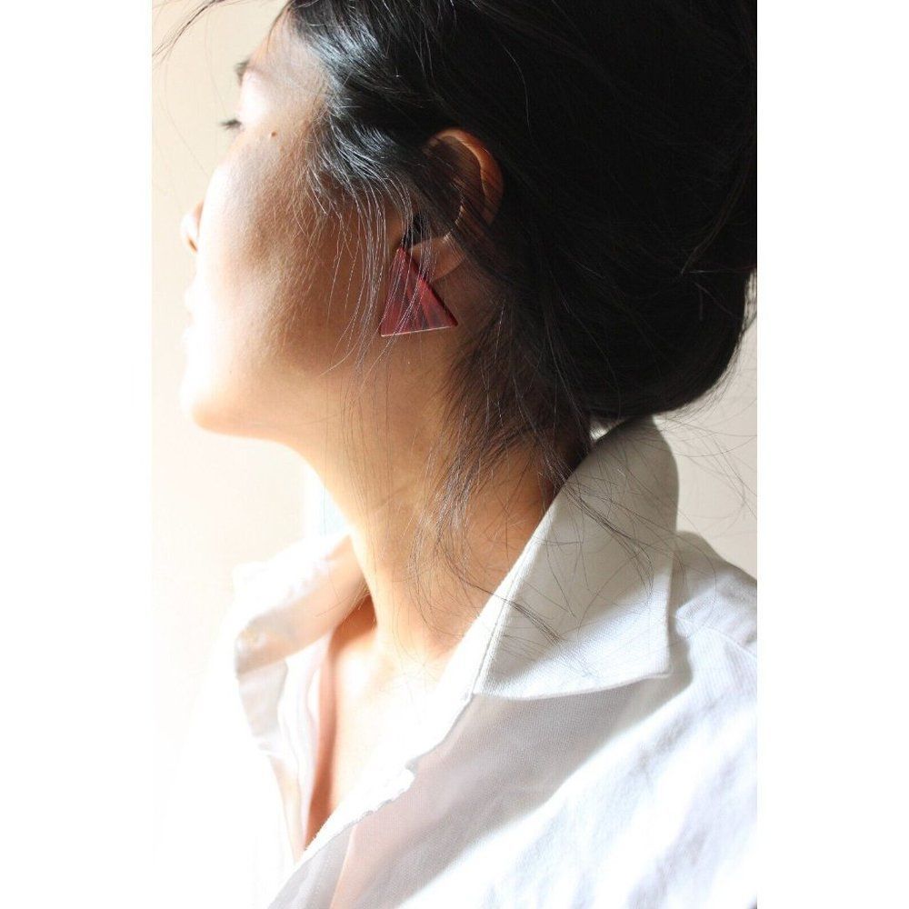 Vintage 80's Unsigned Tortoise Marbled Acrylic Triangle Stud Earrings - Picture 2 of 7